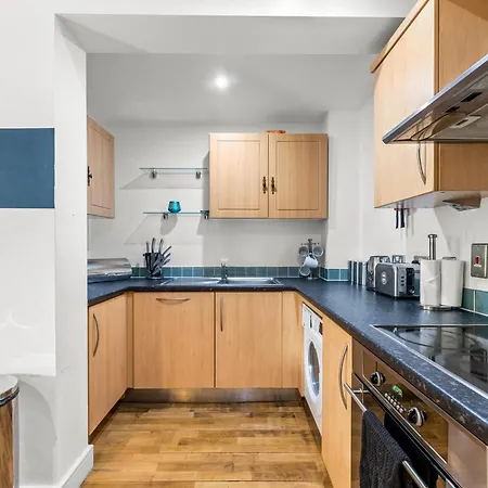 Daire Enchanting Abode -sleeps 6 With Balcony!