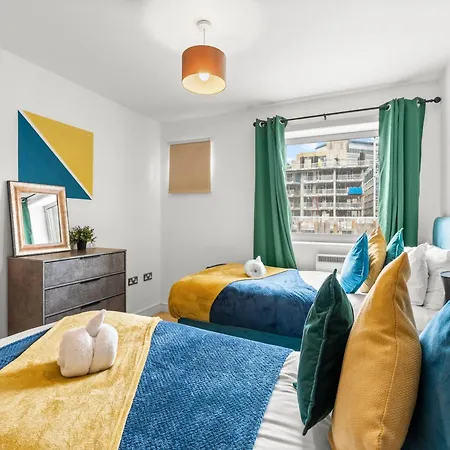 Апартаменты Enchanting Abode -sleeps 6 With Balcony! *