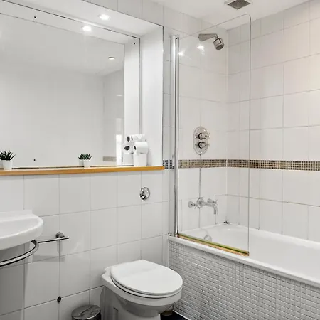 Enchanting Abode -sleeps 6 With Balcony! Apartman Bristol