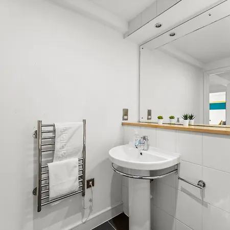 Апартаменты Enchanting Abode -sleeps 6 With Balcony!