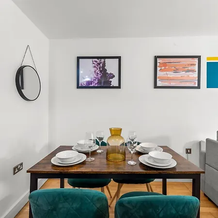 Enchanting Abode -sleeps 6 With Balcony! *