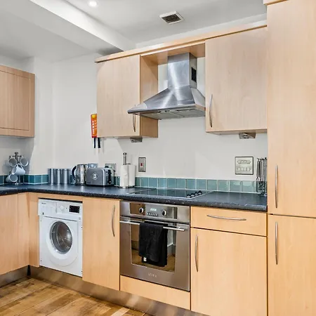 Enchanting Abode -sleeps 6 With Balcony! Apartman Bristol