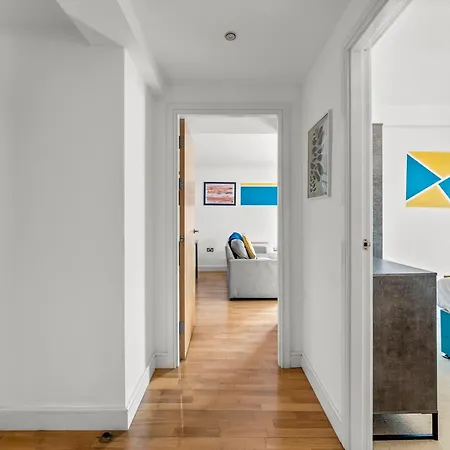 Enchanting Abode -sleeps 6 With Balcony! Bristol