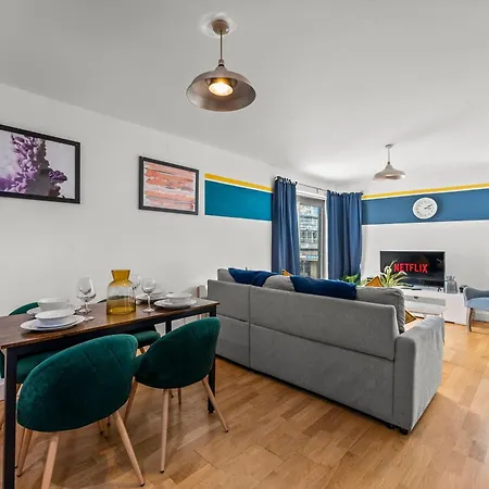 Enchanting Abode -sleeps 6 With Balcony!