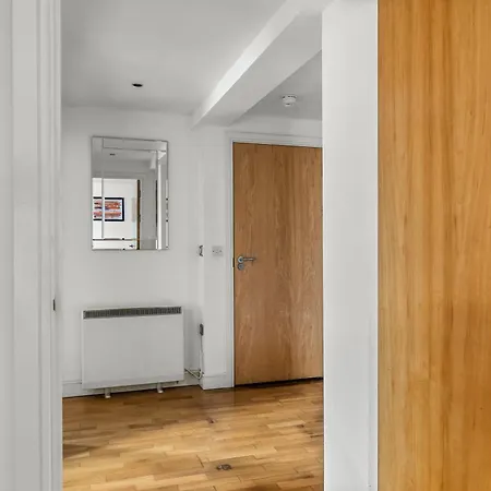 Enchanting Abode -sleeps 6 With Balcony! * 브리스틀