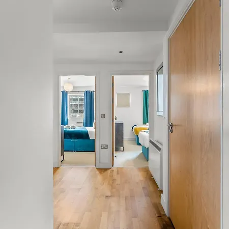 Enchanting Abode -sleeps 6 With Balcony! 아파트 브리스틀